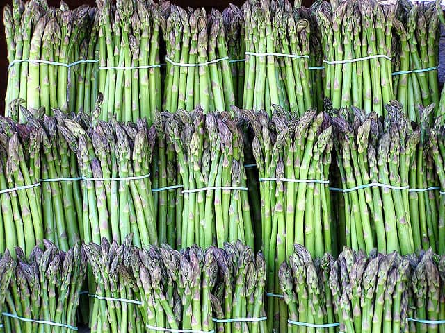 Heading to the Farmers’ Market This Spring? Here’s What’s in Season!